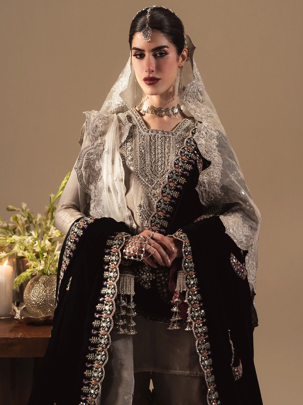 HIFSA FAROOQ PAKISTANI DESIGNER JUNGJU HANDPIECE HANDCHAIN